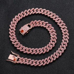 12mm Roségoldene Panzerkette mit rosa Strasssteinen auf schwarzem Hintergrund