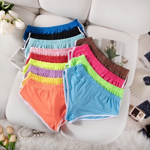 Flache Darstellung bunter Sport-Shorts mit Kontrastbesatz und elastischem Taillenbund