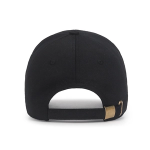 Vue arrière de la casquette de baseball noire avec sangle réglable et boucle en métal