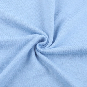 Vue macro détaillée du tissu en maille bleu clair montrant la texture douce et les plis torsadés