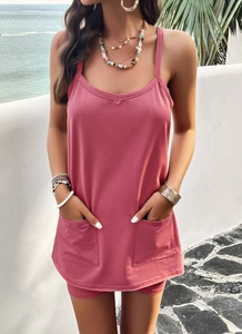 Dettaglio del set estivo rosa due pezzi con tasche per canotta e pantaloncini da vacanza