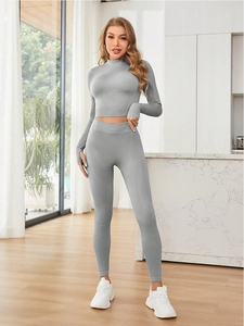 Détail d'un ensemble de yoga gris sans couture avec passe-pouces et texture de soutien