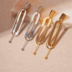 Detail of double-layer oval geometric chain earrings in gold and silver finish