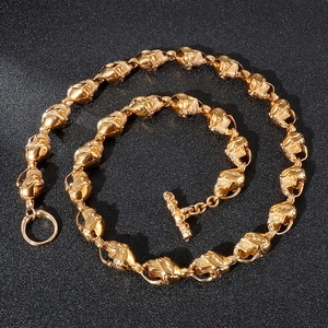 Collier crâne punk en acier inoxydable doré avec fermoir à bascule OT sur fond noir