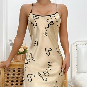Nuisette en satin de soie champagne avec imprimés cœurs pour un look luxueux à la maison