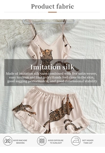 Dettaglio di canotta e pantaloncini in seta sintetica leopardata con texture liscia