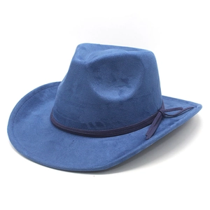 Détail d'un chapeau de cowboy bleu foncé en suédine avec ruban décoratif noué sur le côté