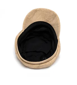 Vista detallada de gorra de gamuza beige con forro interior negro y banda de sudor