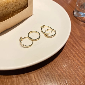 Detailed view of four-piece minimalist gold rings set featuring star and rope textures