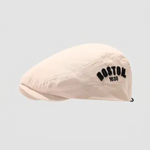 Detalle del bordado Boston 1630 en una gorra de algodón beige estilo vintage para niños