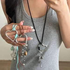Collier en corde de coton avec pendentif coeur et pierres fleuries multicolore