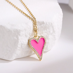 Collana chic con ciondolo a cuore dorato, smalto rosa e cristalli su pietra bianca