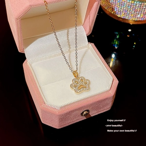 Elegante goldene Katzenpfoten-Halskette mit Zirkonia-Steinen in einer Geschenkbox
