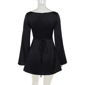 Vue arrière d'une mini robe en satin noir avec manches évasées et détail à nouer