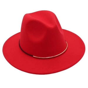 Détail d'un chapeau fedora rouge en feutre avec cordon noir et boucle dorée