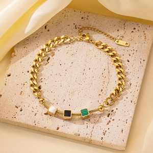 Detalle de pulsera de cadena cubana dorada con colgantes cuadrados de colores