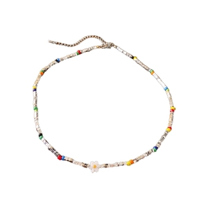 Collier ras de cou en perles colorées avec pendentif fleur marguerite et fermoir argent