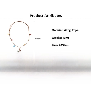 Détail du collier pendentif pomme coloré avec cordon marron et perles décoratives