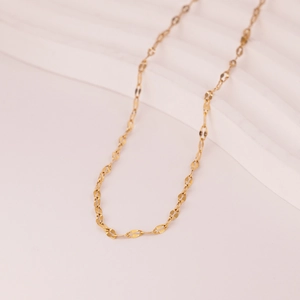 Minimalist golden O-chain necklace with simple oval link design on white background