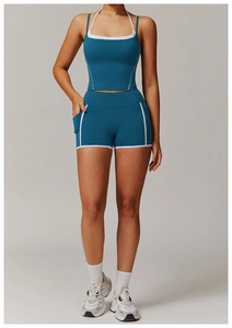 Detail von High-Impact Yoga-Set mit Halter-BH und Shorts mit Seitentasche in Pfauenblau