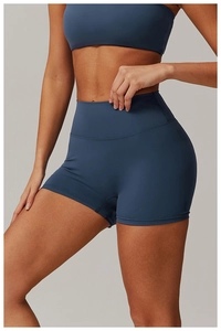 Détail de short de yoga taille haute bleu marine avec contrôle du ventre et effet galbant