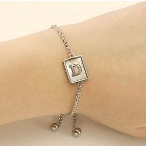 Nahaufnahme des verstellbaren Armbandes mit weißem Perlmutt-Anhänger und Buchstabe D