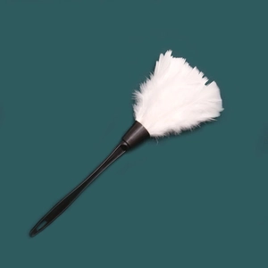 Detail eines weißen flauschigen Staubwedels mit langem schwarzem Griff und Aufhängeöse