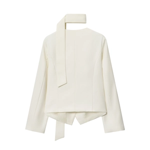 Giacca cropped color crema con collo a sciarpa e orlo asimmetrico su sfondo bianco