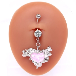 Piercing de nombril argenté avec zircon blanc et cœur rose pailleté sur mannequin