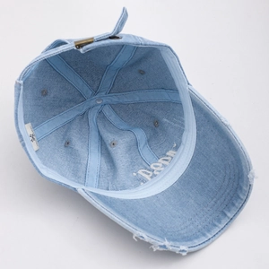 Innenansicht der verwaschenen Denim-Baseballkappe mit abgenutzten Kanten und Metallschnalle