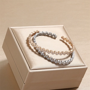Detailansicht von Wabenarmbändern mit Pavé-Kristallen und sechseckigen Gliedern