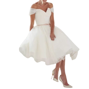 Robe de mariée courte blanche à épaules dénudées avec tulle et nœud rose satiné