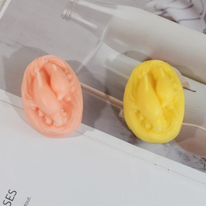 Détail du moule en silicone avec relief vif de double dauphin en jaune et orange