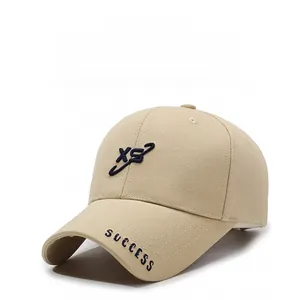 Détail d'une casquette en sergé kaki avec broderie XS et texte SUCCESS sur le bord