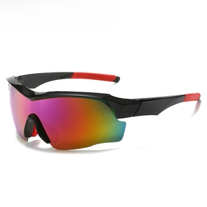 Dettaglio degli occhiali da ciclismo con montatura avvolgente e lente sfumata arcobaleno