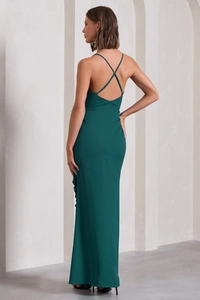 Détail d'une robe vert émeraude avec un design dos nu croisé et de fines bretelles