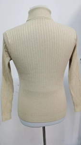Vista dettagliata del retro di un maglione beige a collo alto con trama classica a trecce