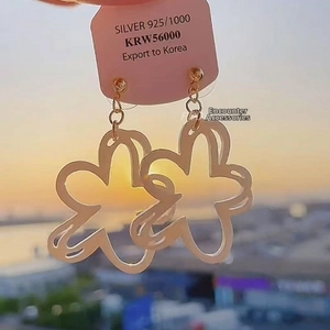 Detail of hollow flower pendant earrings with gold chain and S925 silver needle