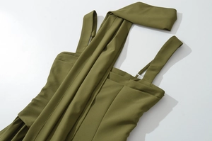 Dettaglio delle spalline larghe e cuciture del vestito elegante verde militare