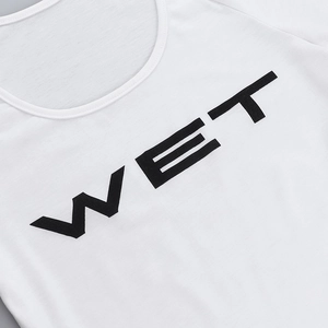 Detailaufnahme eines weißen Baumwoll-T-Shirts mit schwarzem WET-Buchstabendruck