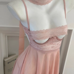 Elegante babydoll in pizzo rosa con gonna in rete e girocollo coordinato su un manichino