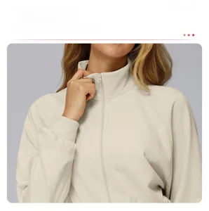 Detailansicht von Stehkragen und Reißverschluss an cremefarbener Sportjacke für Damen