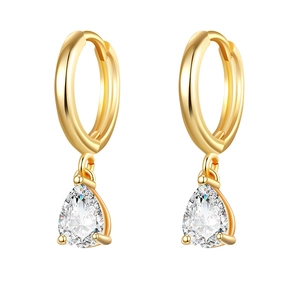 Elegantes pendientes dorados con circonitas en forma de pera sobre fondo blanco