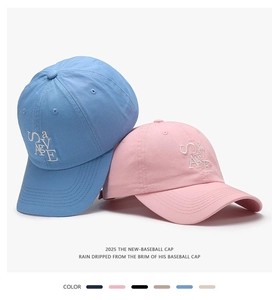 Détail de la broderie SAVE sur les casquettes de baseball en coton bleu et rose