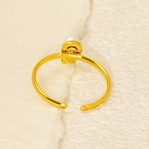 Elegante anello aperto in acciaio inossidabile dorato con una lucente perla bianca