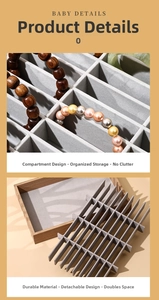 Makro-Detail eines 40-Fach Armband-Displays mit Holzmaserung und grauen Samt-Trennwänden