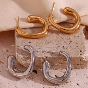 Thick geometric G-shaped hoop earrings in gold and silver finish with mirror metal texture