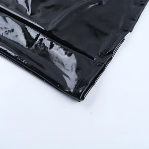 Nahaufnahme aus schwarzem Lackleder mit präzisen Nähten und glänzender Stofftextur