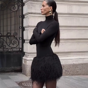 Abito Mini A Maniche Lunghe Collo Alto In Maglia Aderente Con Orlo In Piume Elegante Tinta Unita Moda Donna