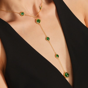 Elegante collana a Y placcata oro 18K con nappe in cristallo verde smeraldo quadrato